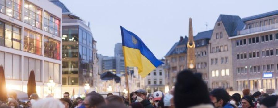 People demonstrating against war in Ukraine