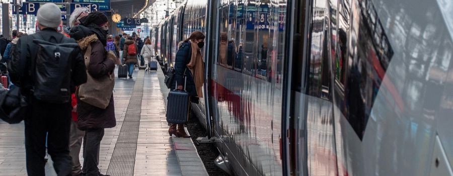 People getting in the train